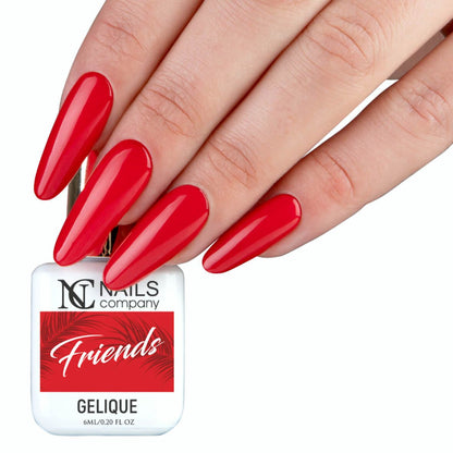 Vernis semi permanent Friends Nails Company tenu en main avec couleur rouge intense visible.