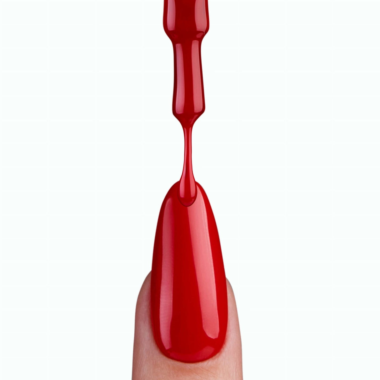 Application du vernis semi permanent Friends Nails Company avec pinceau et couleur rouge qui coule.