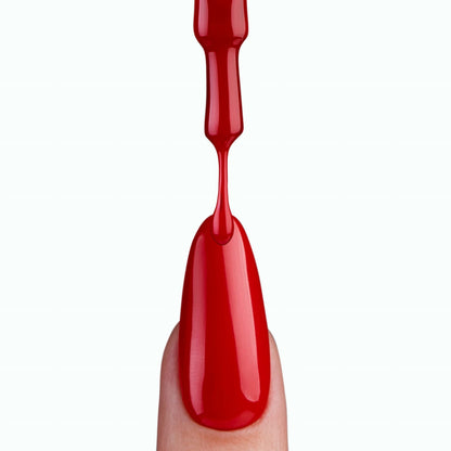 Application du vernis semi permanent Friends Nails Company avec pinceau et couleur rouge qui coule.