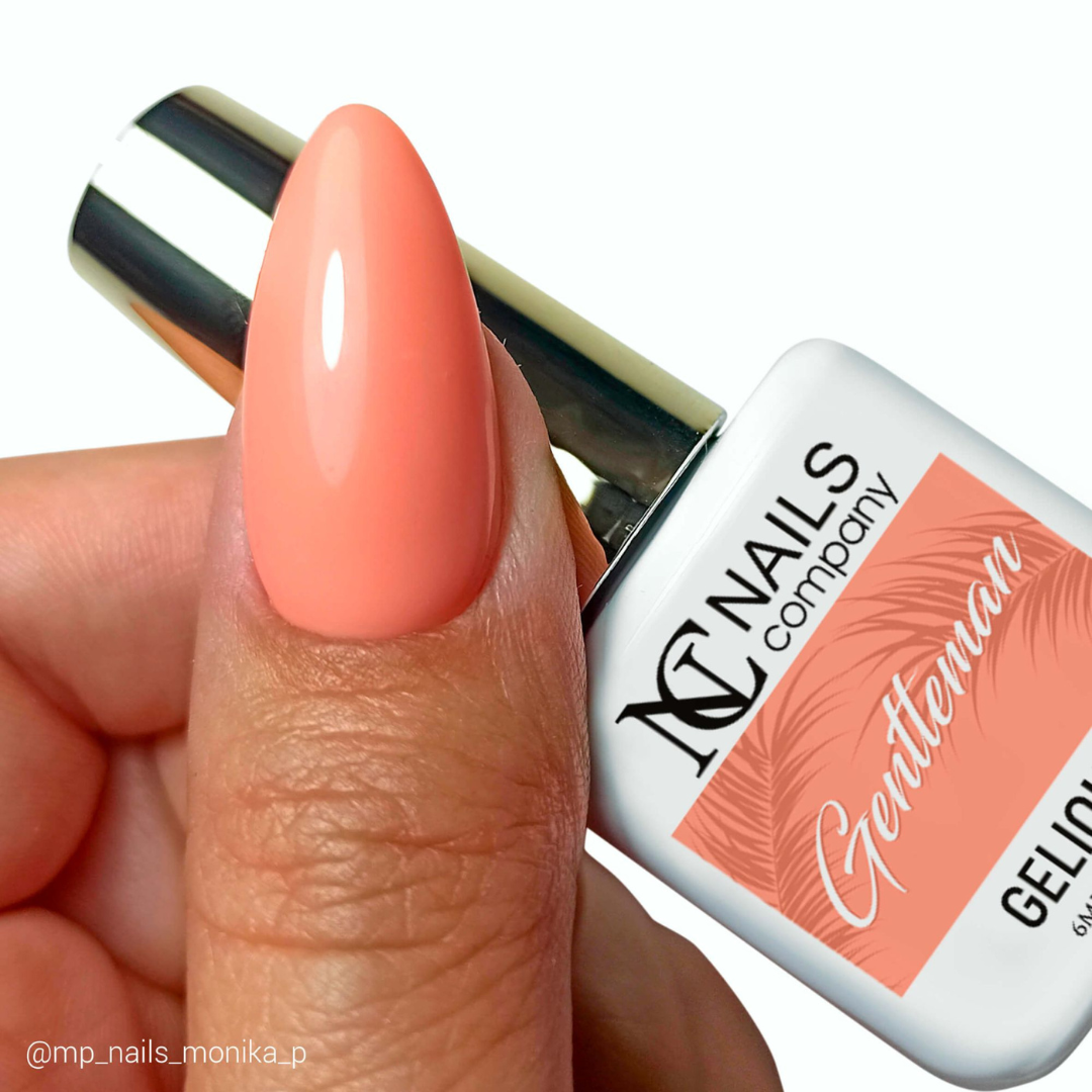 Vernis semi-permanent Gentleman de Nails Company appliqué sur ongles naturels, teinte chaude couvrante au rendu équilibré