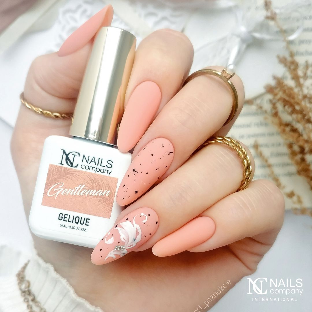Ongles naturels avec vernis semi-permanent Gentleman de Nails Company, teinte orangée chaude couvrante avec nail art