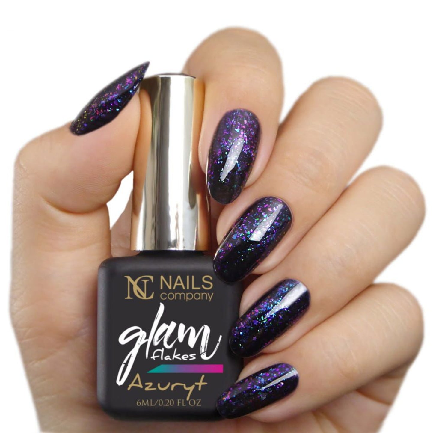 Main tenant le flacon de vernis semi-permanent Glam Flakes Azuryt de Nails Company, collection Glam