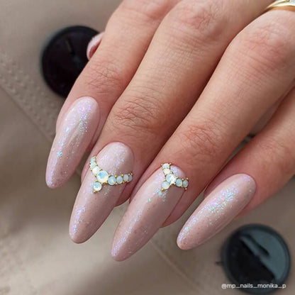 Exemple de nail art avec le vernis semi-permanent Glam Flakes Azuryt de Nails Company, collection Glam