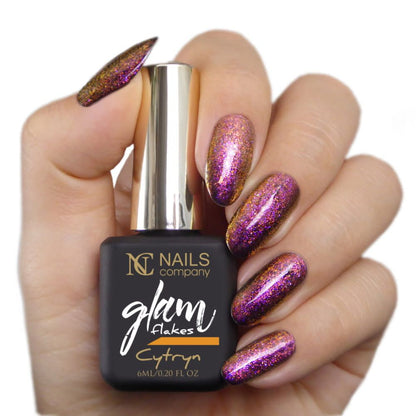 Main tenant le flacon de vernis semi-permanent Glam Flakes Cytryn de Nails Company, collection Glam