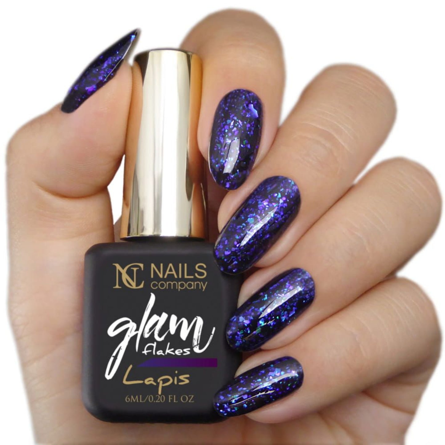 Main tenant le flacon de vernis semi-permanent Glam Flakes Lapis de Nails Company, collection Glam