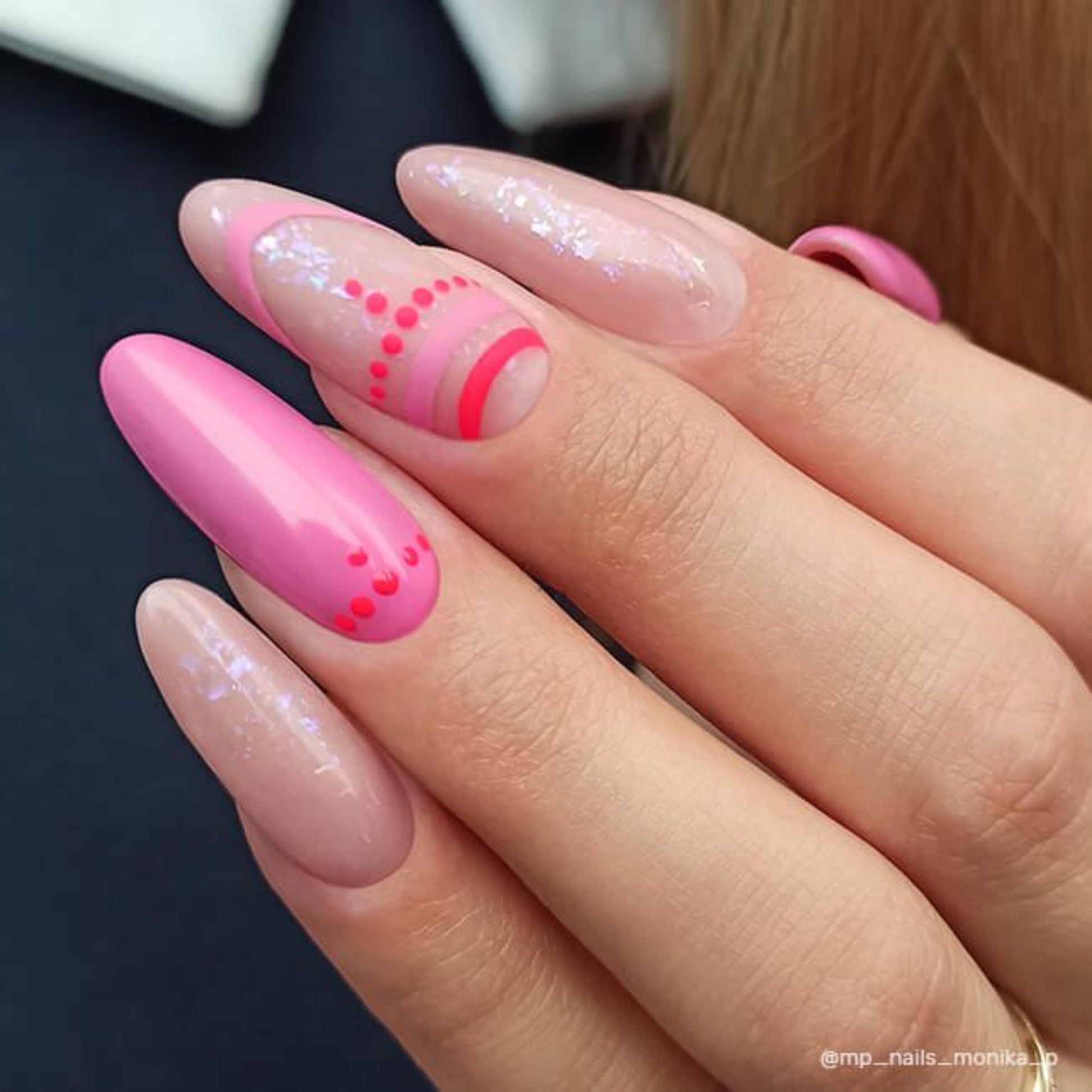 Exemple de nail art avec le vernis semi-permanent Glam Flakes Lapis de Nails Company, collection Glam