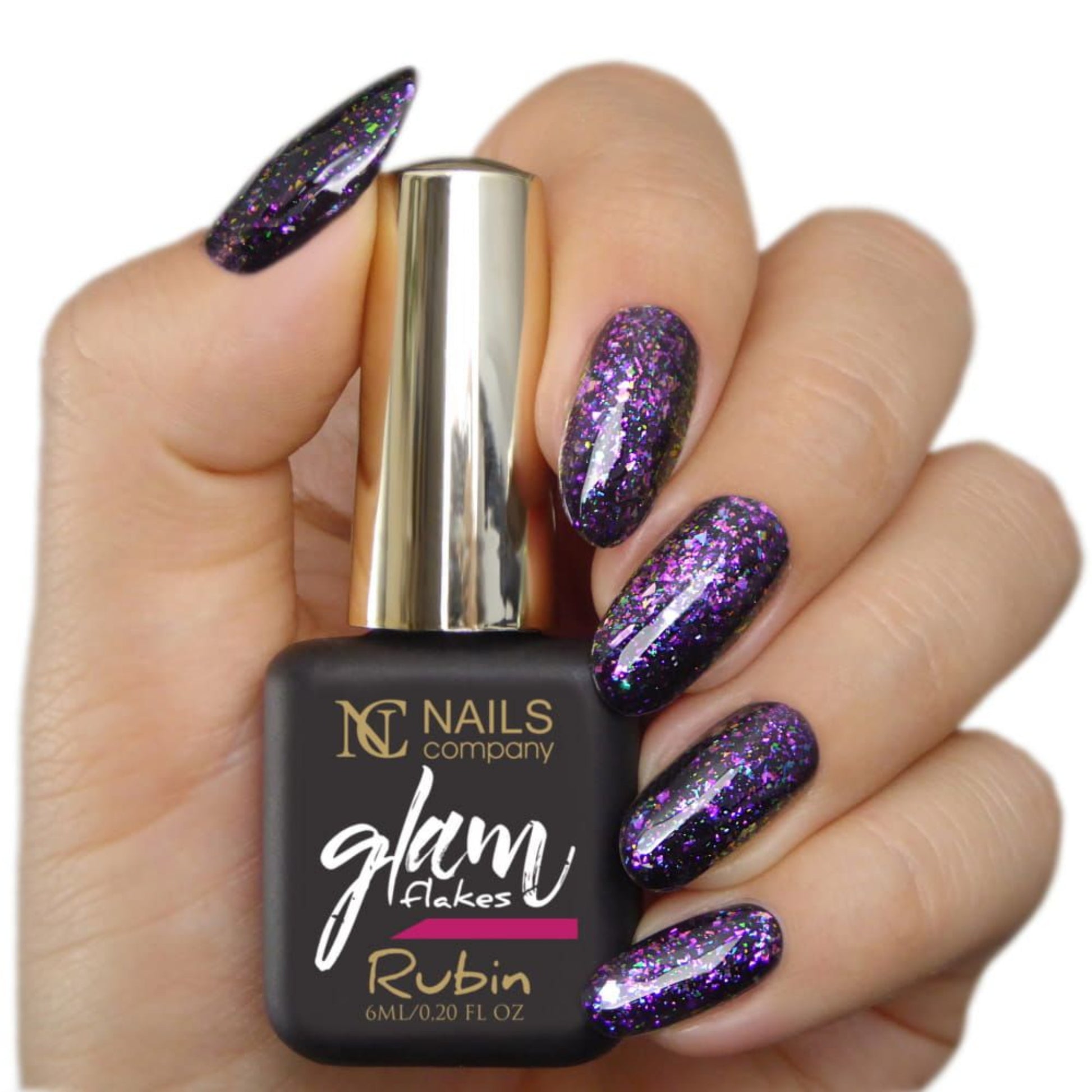 Main tenant le flacon de vernis semi-permanent Glam Flakes Rubin de Nails Company, collection GlamMain tenant le flacon de vernis semi-permanent Glam Flakes Rubin de Nails Company, collection Glam