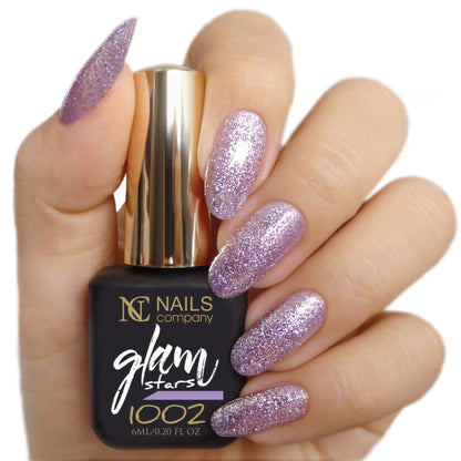 Main tenant le flacon de vernis semi-permanent Glam Stars 1002 de Nails Company, collection Glam Stars
