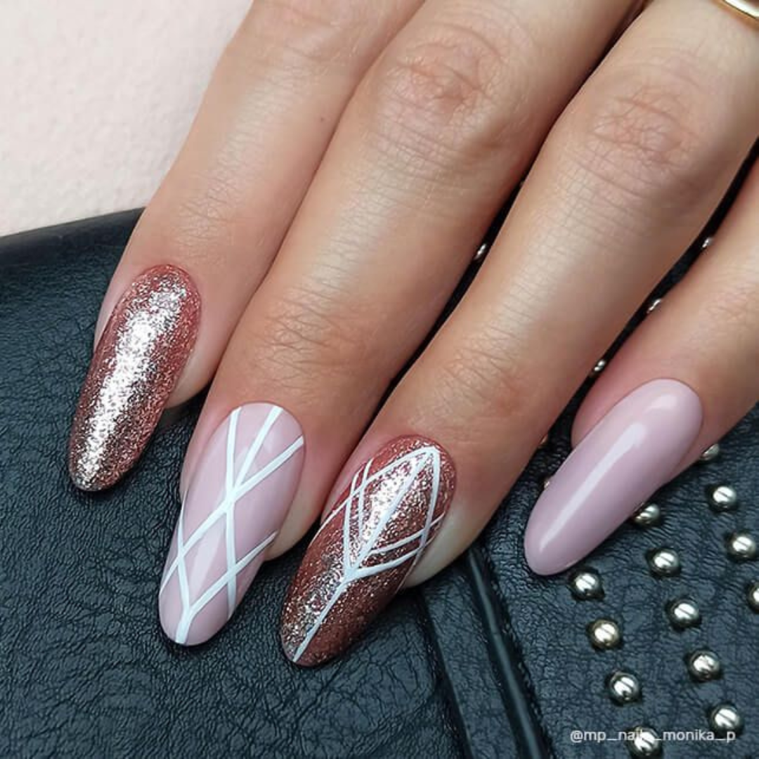 Ongles avec le vernis semi-permanent Glam Stars 1007 de Nails Company, doré pailleté utilisé dans un nail art