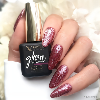 Ongles avec le vernis semi-permanent Glam Stars 1015 de Nails Company, rouge foncé pailleté