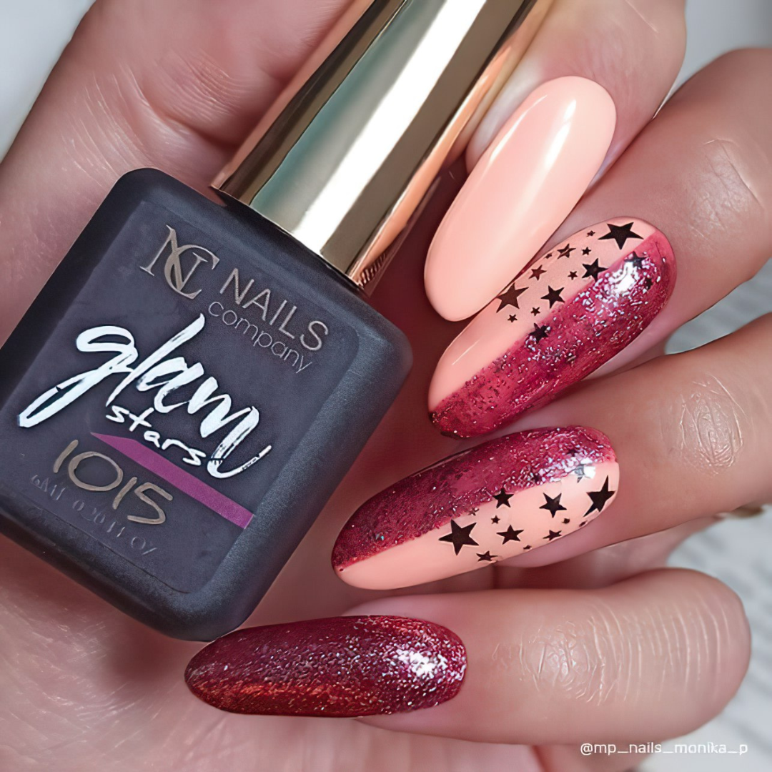 Ongles avec le vernis semi-permanent Glam Stars 1015 de Nails Company, rouge foncé pailleté