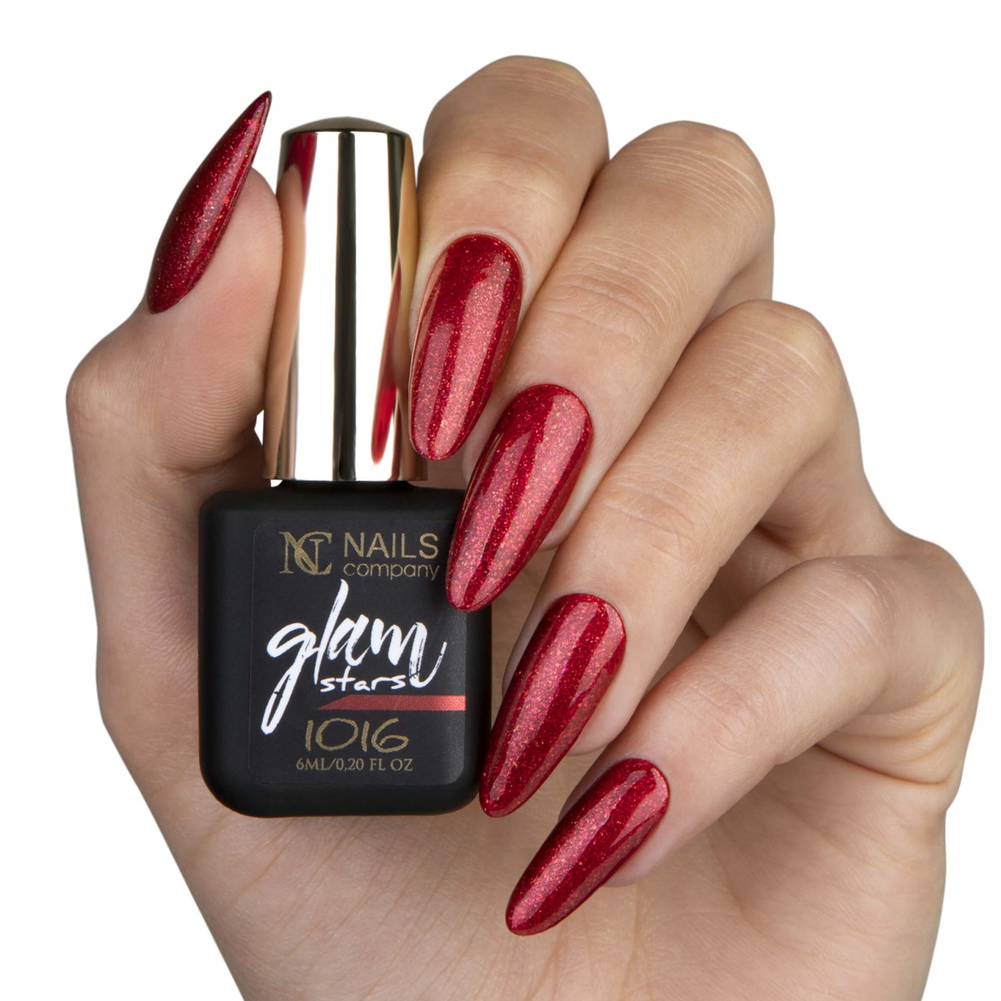 Main tenant le flacon de vernis semi-permanent Glam Stars 1016 de Nails Company, collection Glam Stars