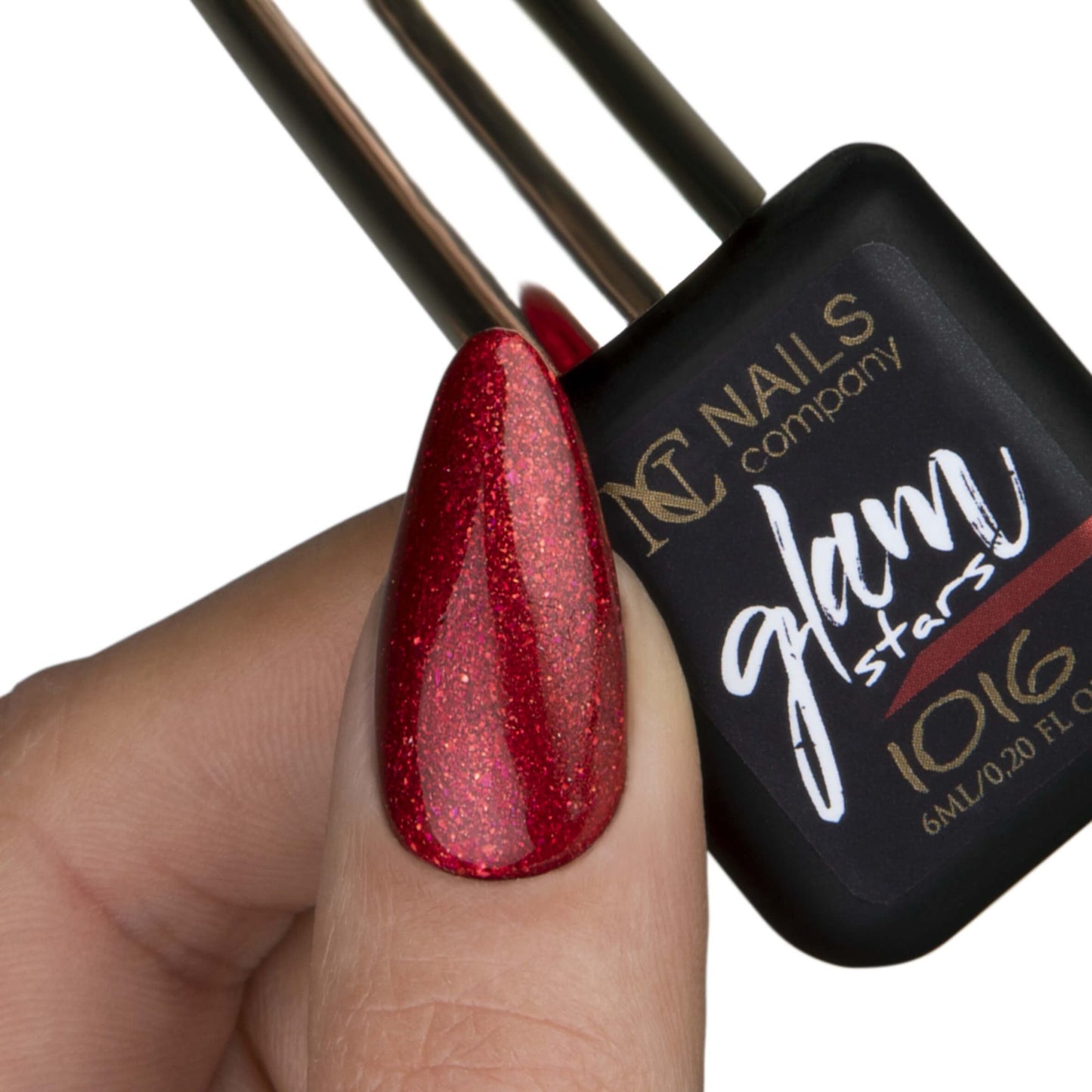 Main avec pouce tenant le flacon de vernis semi-permanent Glam Stars 1016 de Nails Company, collection Glam Stars