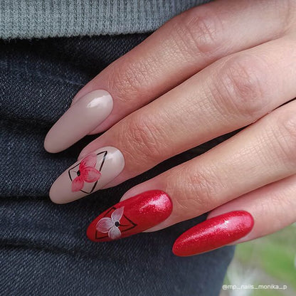 Exemple de nail art avec le vernis semi-permanent Glam Stars 1016 de Nails Company, collection Glam Stars