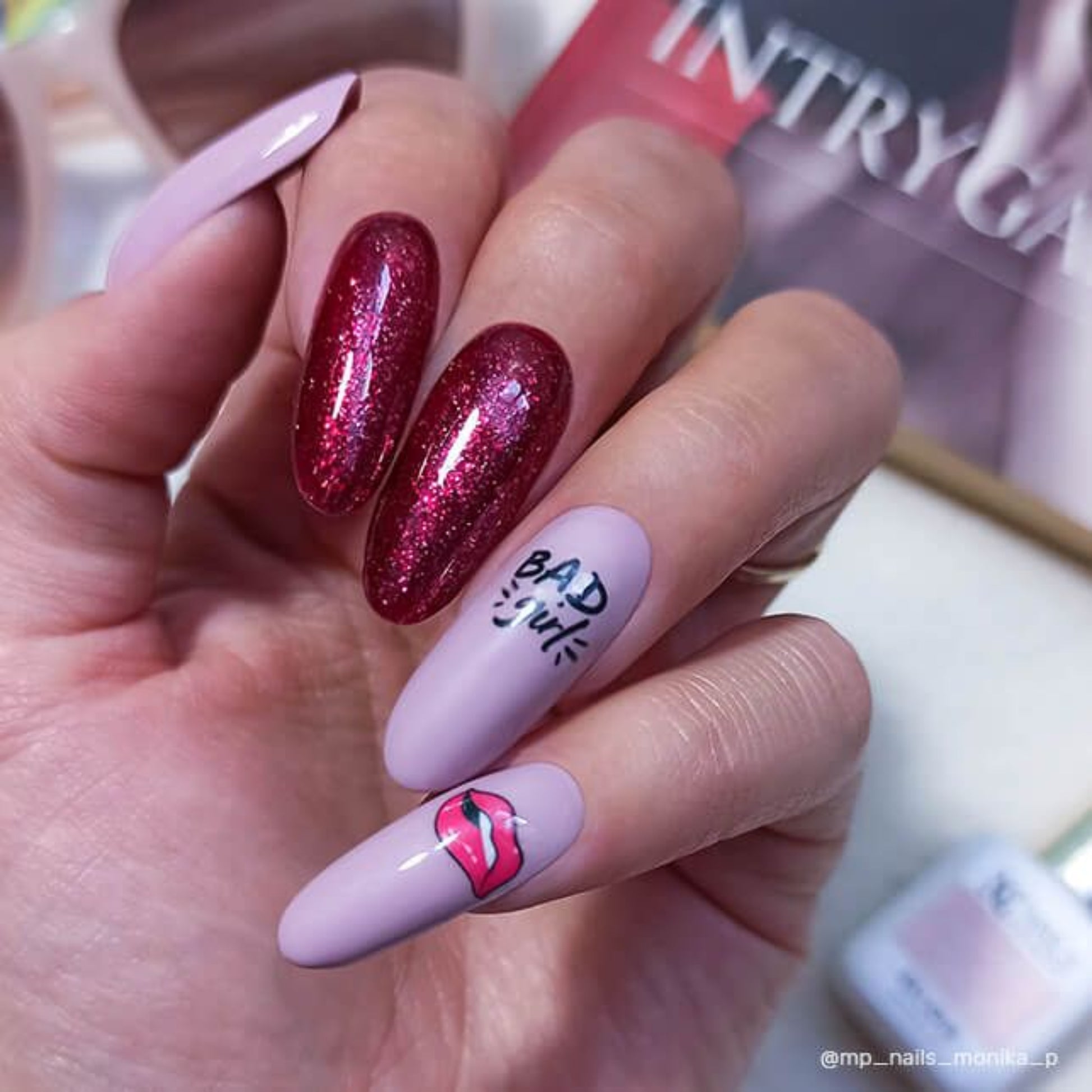 Exemple de nail art avec le vernis semi-permanent Glam Stars 1017 de Nails Company, collection Glam Stars
