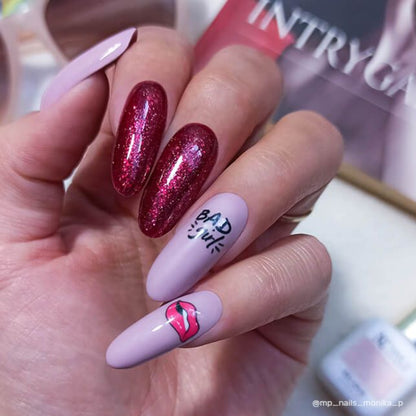 Exemple de nail art avec le vernis semi-permanent Glam Stars 1017 de Nails Company, collection Glam Stars