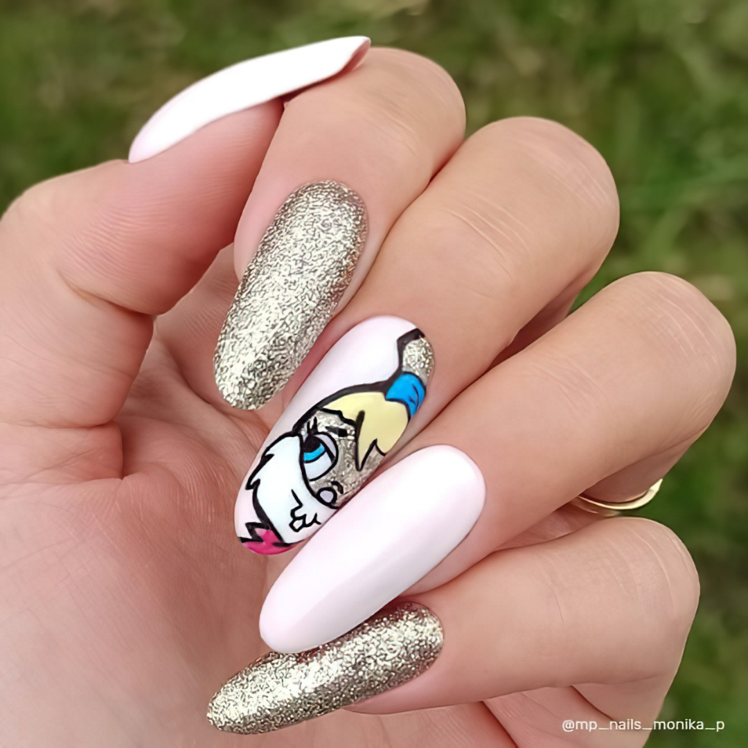 Ongles avec le vernis semi-permanent Glam Stars 1018 de Nails Company, doré clair pailleté utilisé en nail art