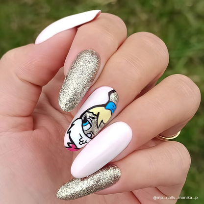 Ongles avec le vernis semi-permanent Glam Stars 1018 de Nails Company, doré clair pailleté utilisé en nail art