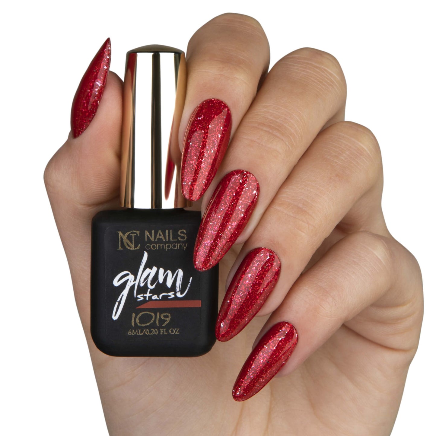 Main tenant le flacon de vernis semi-permanent Glam Stars 1019 de Nails Company, collection Glam Stars