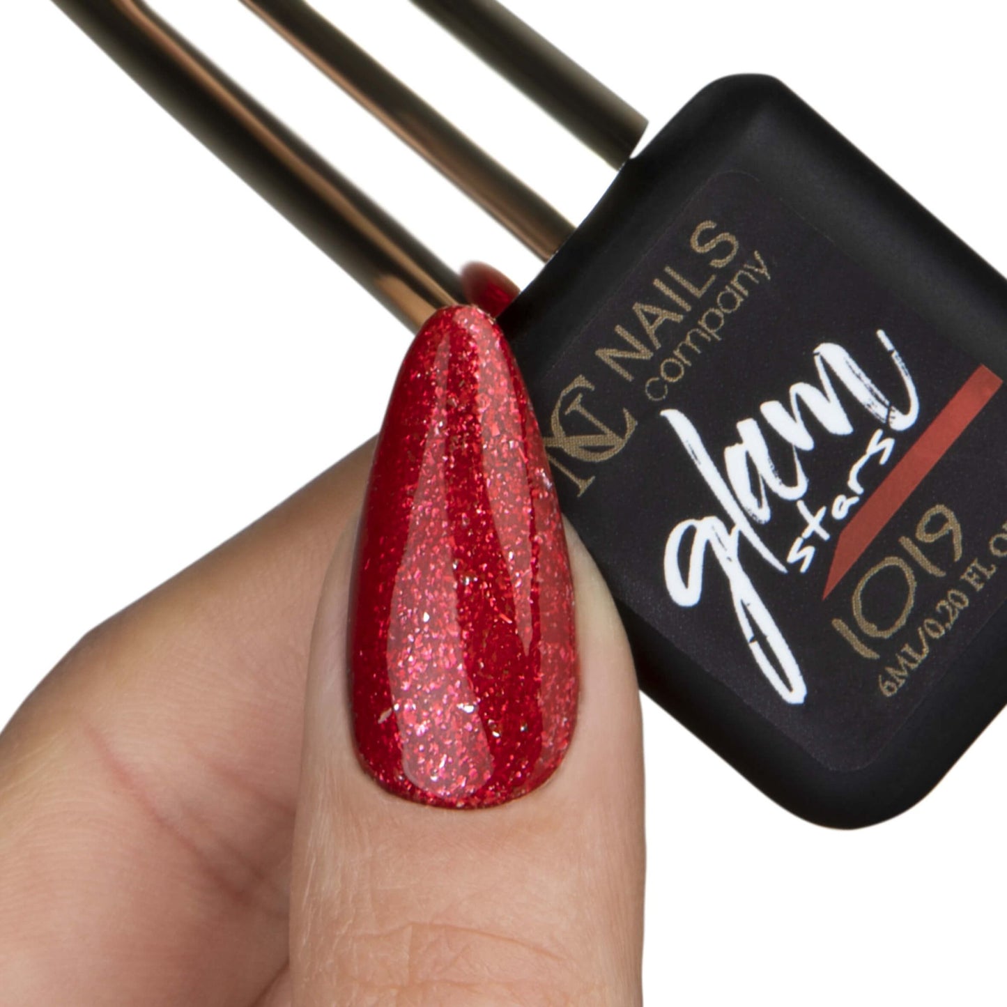 Main avec pouce tenant le flacon de vernis semi-permanent Glam Stars 1019 de Nails Company, collection Glam Stars