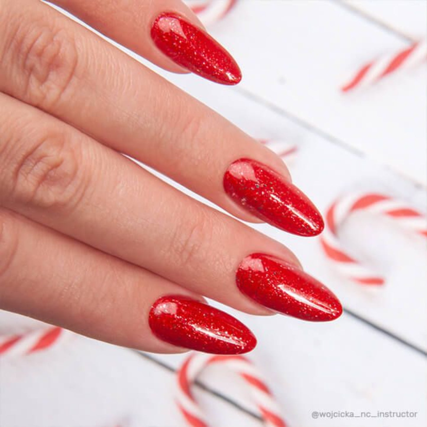 Exemple de pose avec le vernis semi-permanent Glam Stars 1019 rouge pailleté de Nails Company, collection Glam Stars