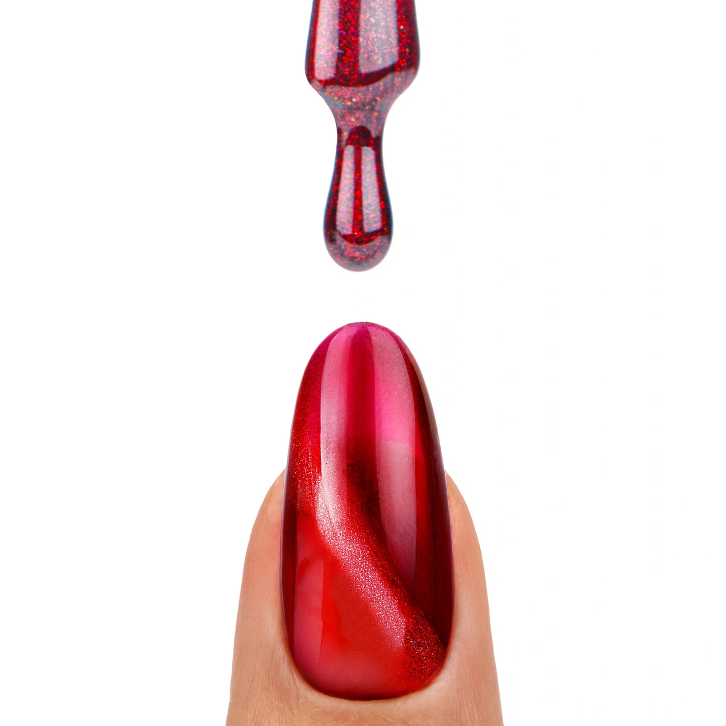 Pinceau avec vernis semi-permanent Glow Virus de Nails Company, rouge cat eye montrant l’effet magnétique en relief