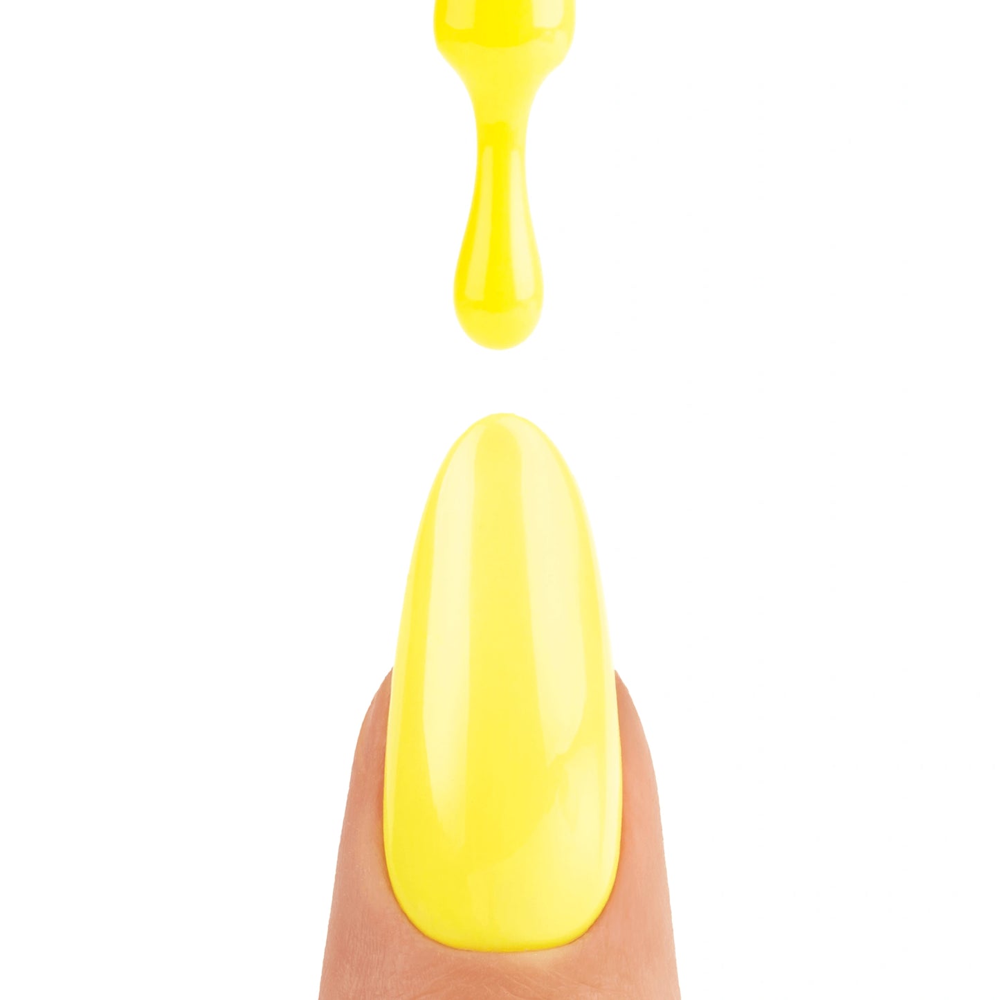Application du vernis semi permanent Goldita Nails Company avec pinceau et couleur jaune néon qui coule.
