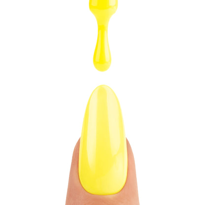 Application du vernis semi permanent Goldita Nails Company avec pinceau et couleur jaune néon qui coule.