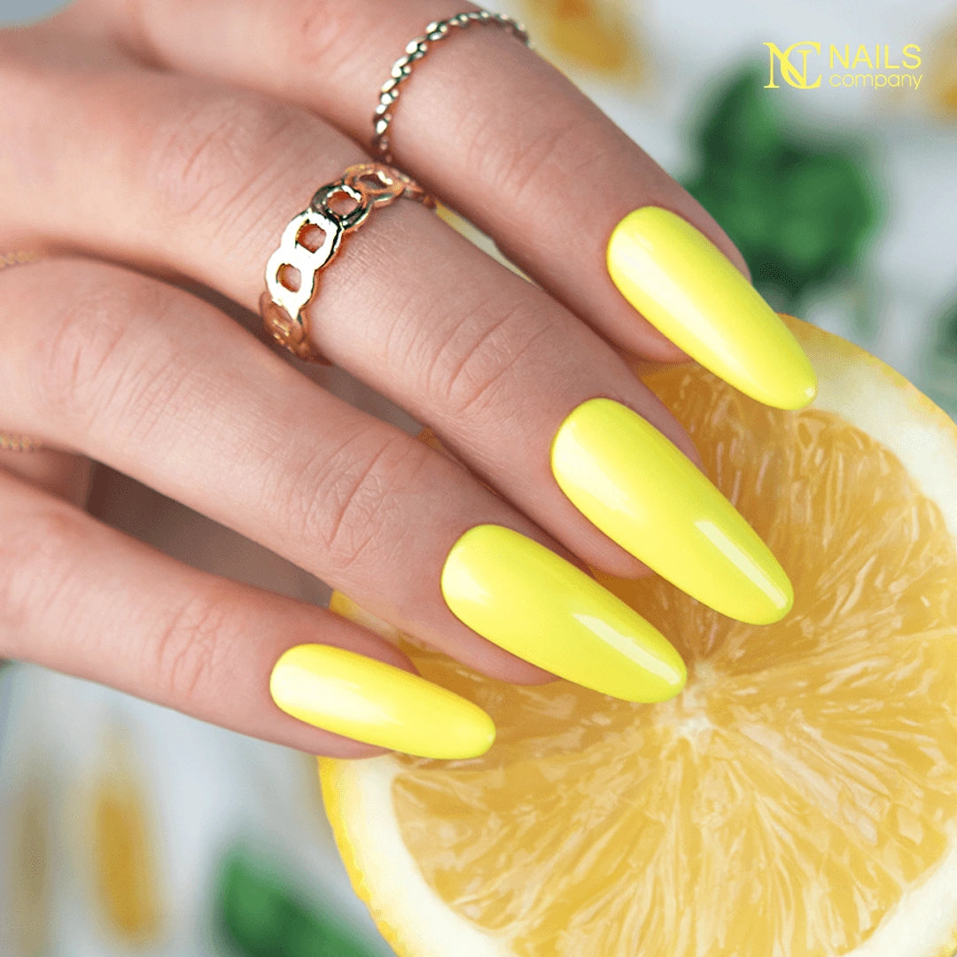 Manucure réalisée avec vernis semi permanent Goldita Nails Company jaune néon sur les ongles.
