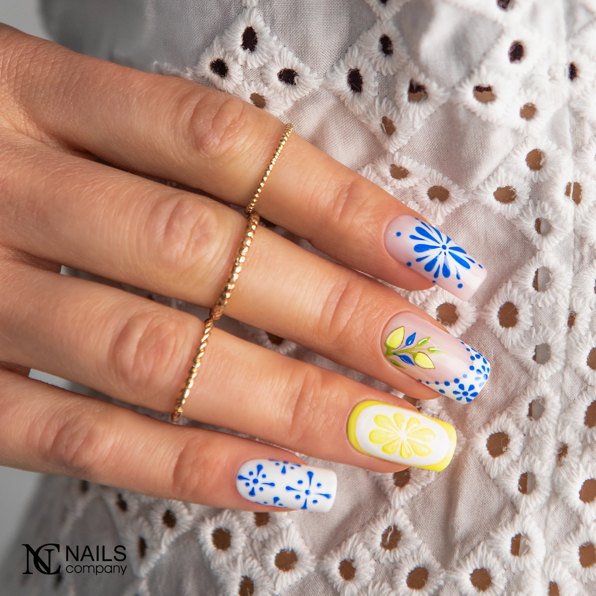 Manucure avec nail art réalisée au vernis semi permanent Goldita Nails Company jaune néon.