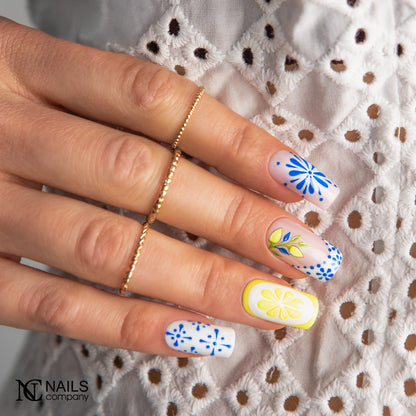 Manucure avec nail art réalisée au vernis semi permanent Goldita Nails Company jaune néon.