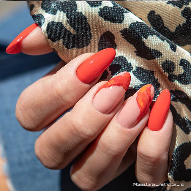 Manucure avec nail art réalisée au vernis semi permanent Granita Nails Company rouge classique.