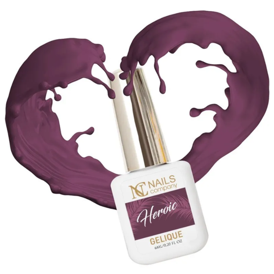 Vernis semi-permanent Heroic de Nails Company en flacon, violet profond formant un cœur de matière collection Feminity