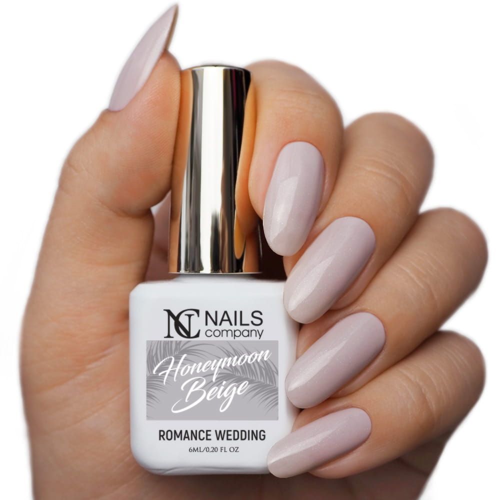 Main tenant le flacon de vernis semi-permanent Honeymoon Beige de Nails Company, collection Romance Wedding