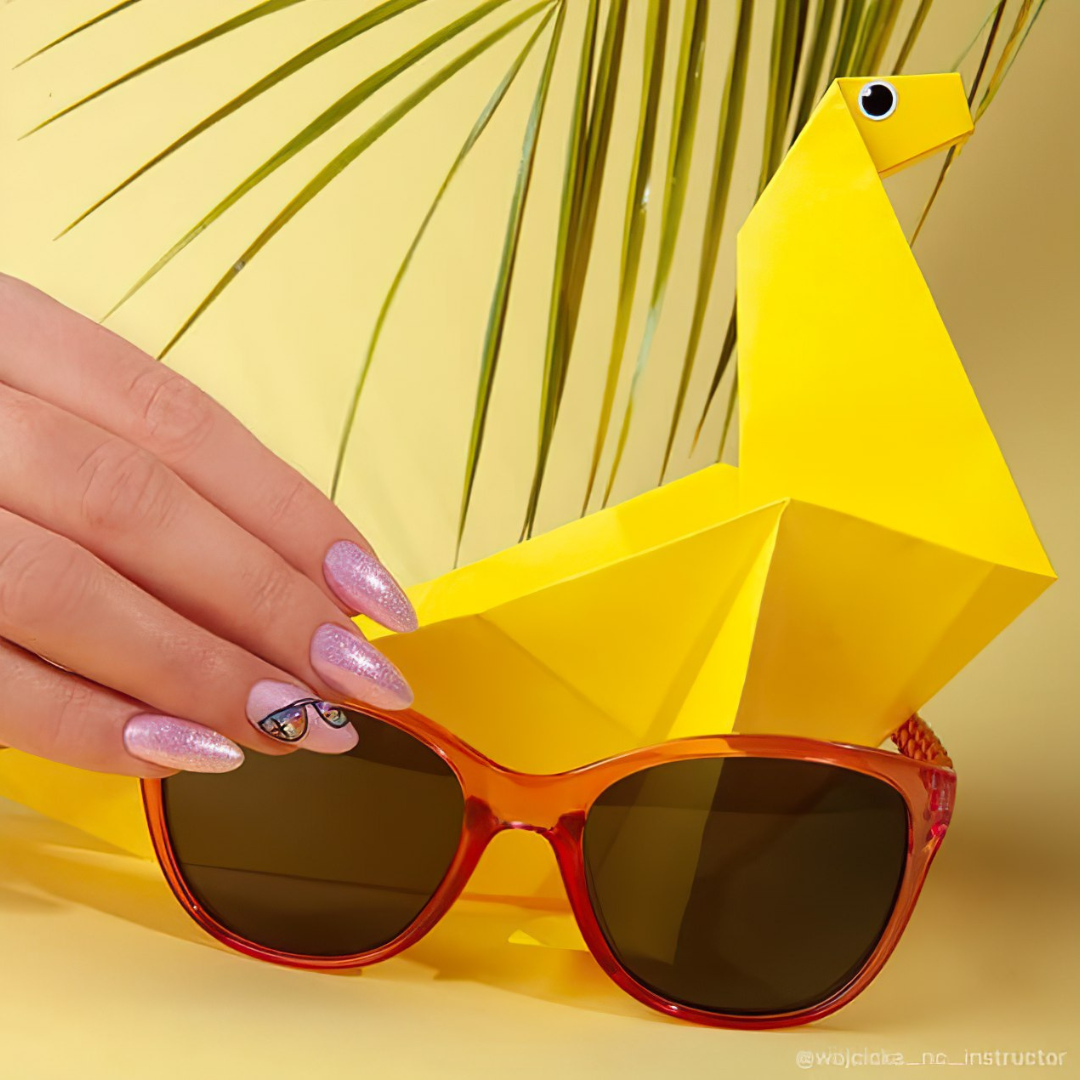 Ongles avec le vernis semi-permanent In the Sun de Nails Company, rose pailleté appliqué avec un nail art