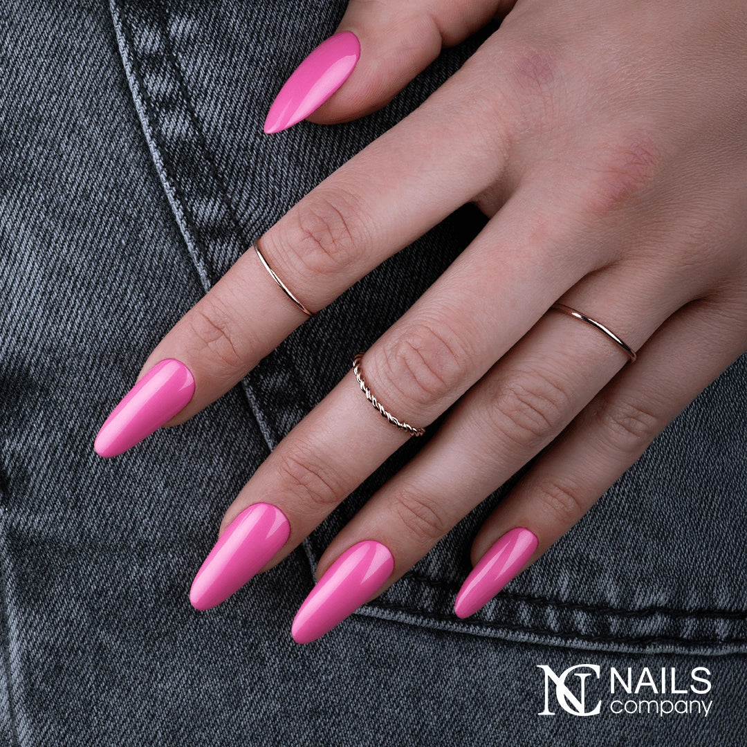 Mains avec le vernis semi-permanent Infection Love de Nails Company, rose pastel appliqué de manière homogène