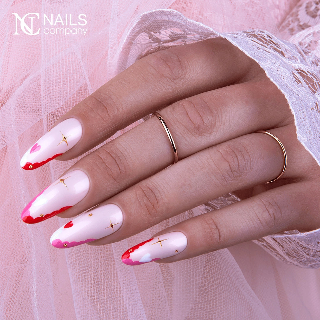 Main avec le vernis semi-permanent Infection Love de Nails Company, rose pastel intégré dans un nail art discret