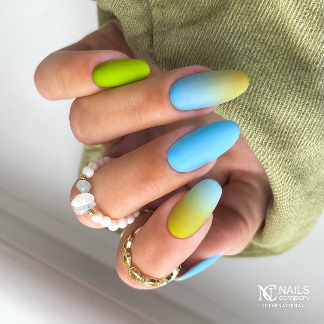 Nail art réalisé avec le vernis semi permanent Jungle Bali Nails Company vert tropical.