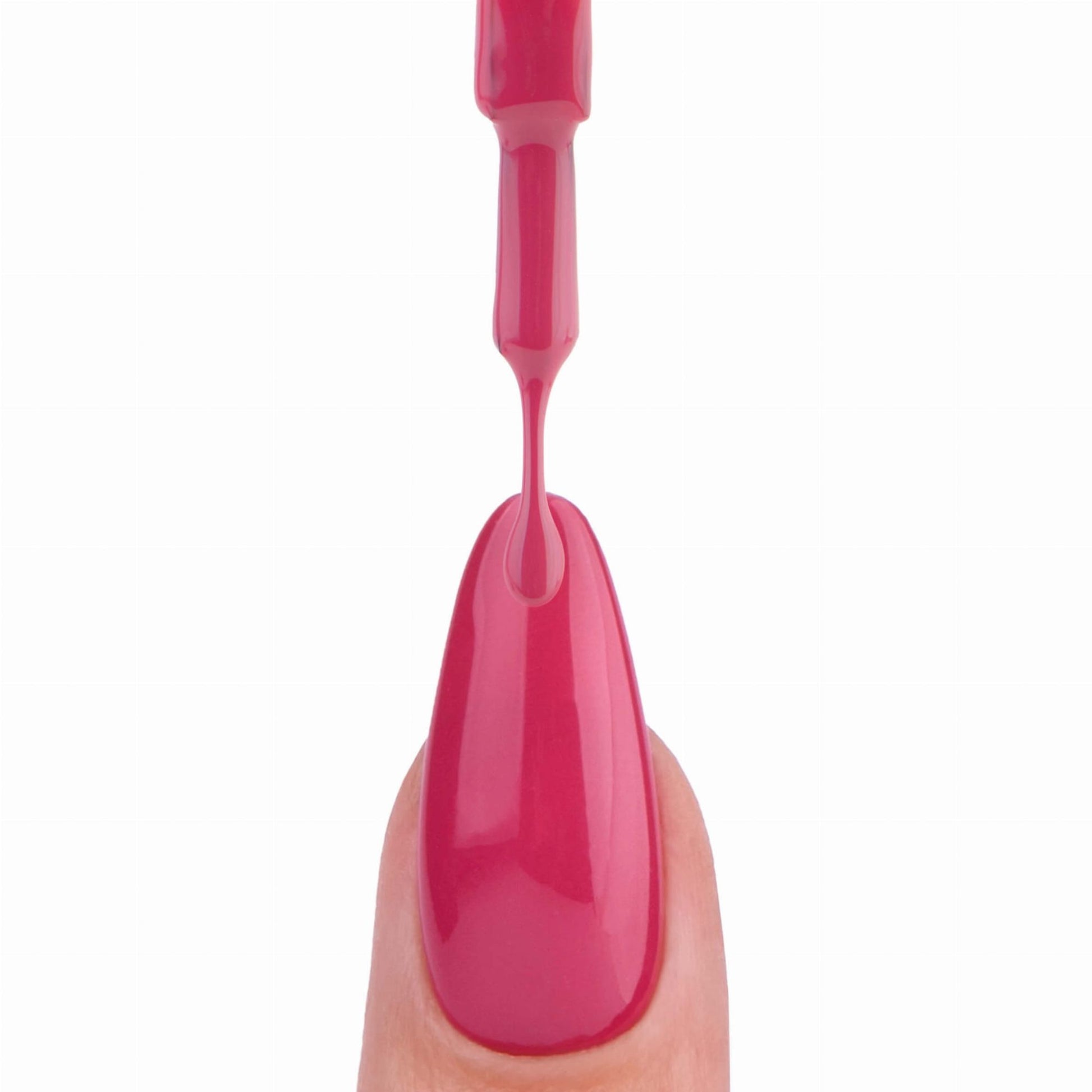 Application du vernis semi-permanent La Cucaracha de Nails Company au pinceau, texture crémeuse bourgogne sur le doigt