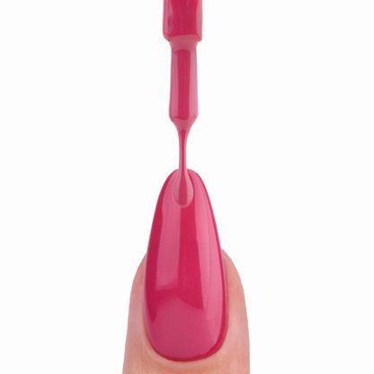 Application du vernis semi-permanent La Cucaracha de Nails Company au pinceau, texture crémeuse bourgogne sur le doigt