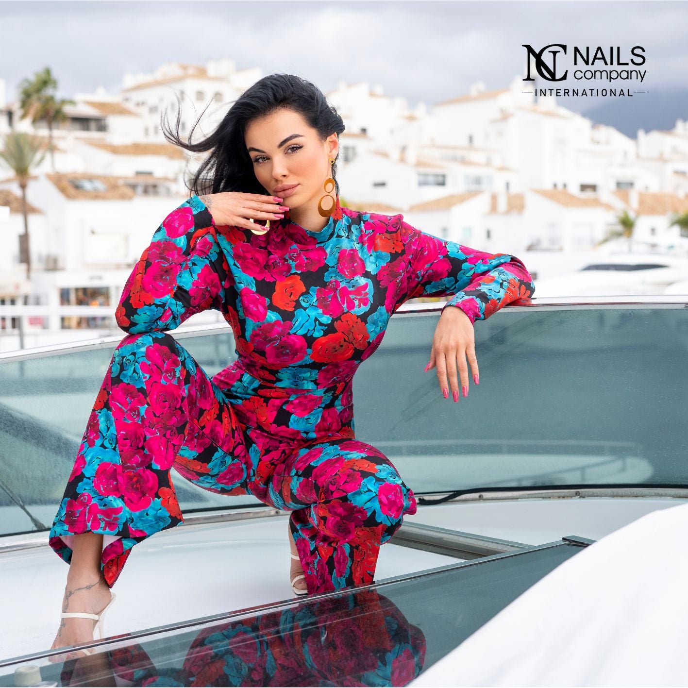 Ongles portés avec le vernis semi-permanent La Cucaracha de Nails Company, teinte bourgogne appliquée uniformément