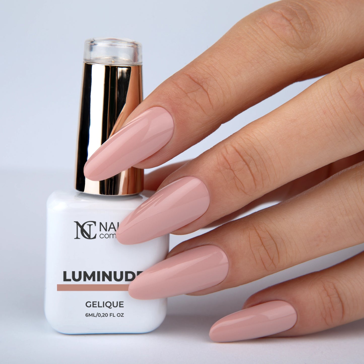 Vernis semi permanent Luminude Nails Company nude beige chaud appliqué sur les ongles, main avec flacon La Petite.