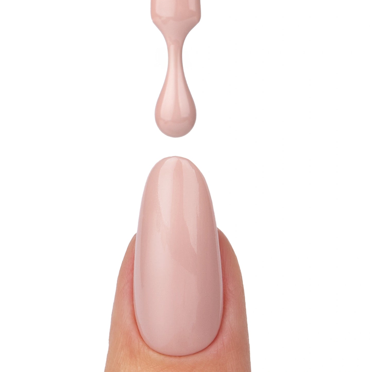 Application du vernis semi permanent Luminude Nails Company nude beige chaud texture crémeuse appliquée au pinceau.