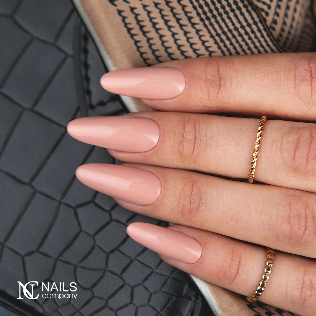 Manucure réalisée avec le vernis semi permanent Luminude Nails Company nude beige chaud au rendu naturel.