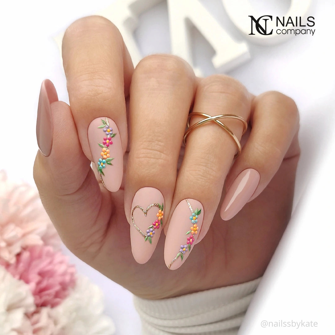 Résultat de manucure avec vernis semi permanent Luminude Nails Company nude beige chaud collection La Petite.