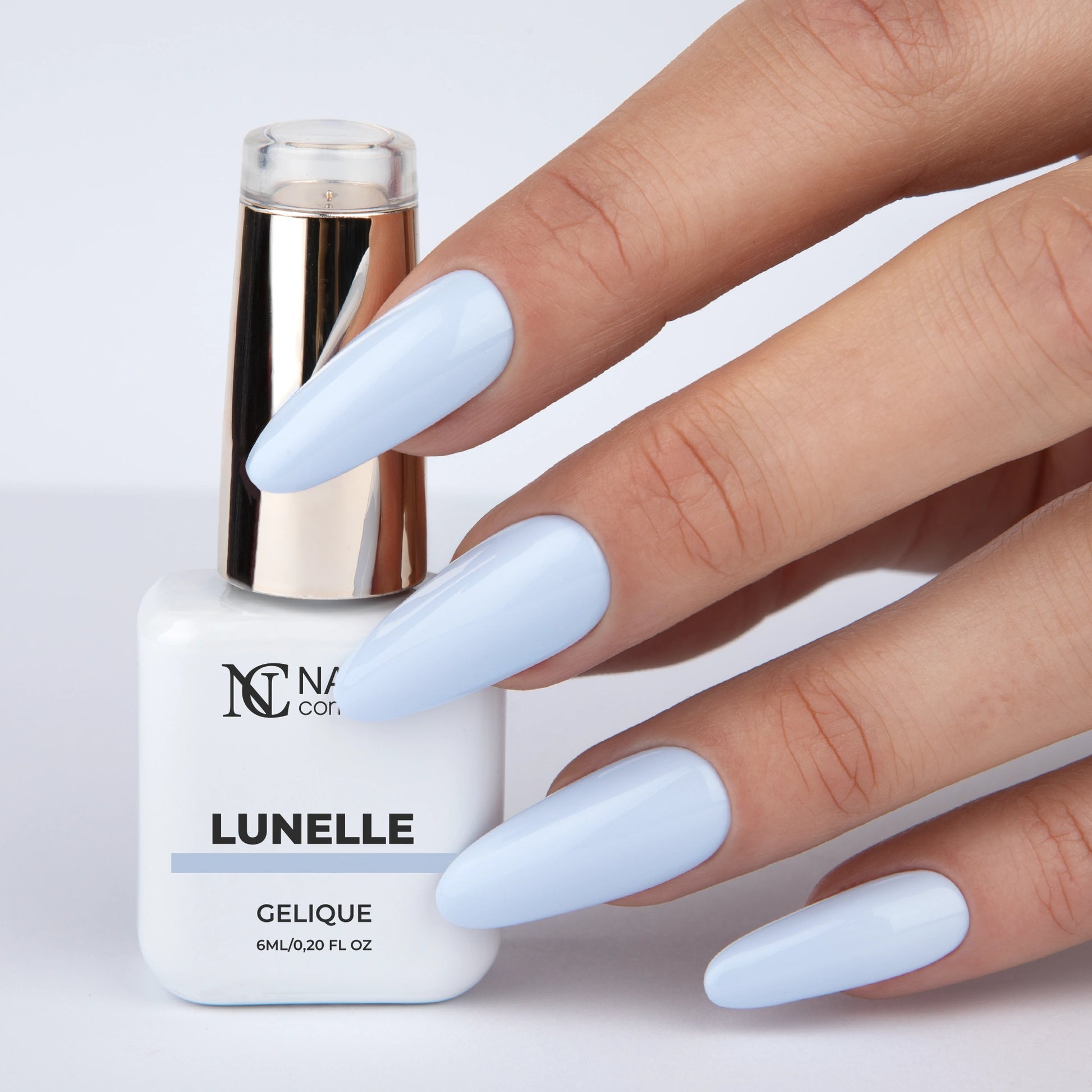 Vernis semi permanent Lunelle Nails Company bleu pastel froid appliqué sur les ongles, main avec flacon La Petite.