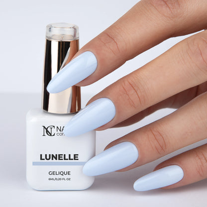 Vernis semi permanent Lunelle Nails Company bleu pastel froid appliqué sur les ongles, main avec flacon La Petite.