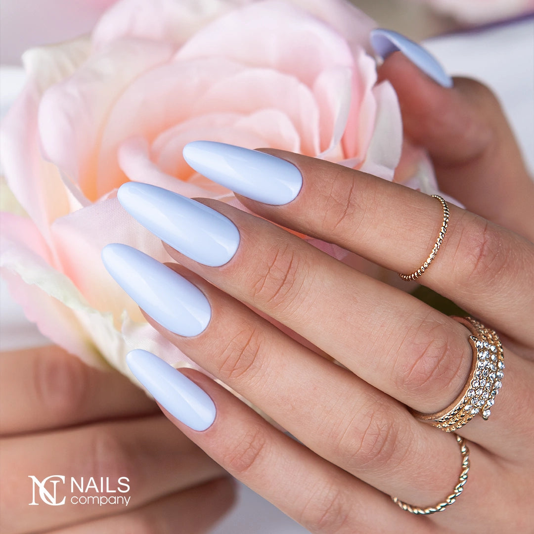 Manucure réalisée avec le vernis semi permanent Lunelle Nails Company bleu pastel froid à base lactée.
