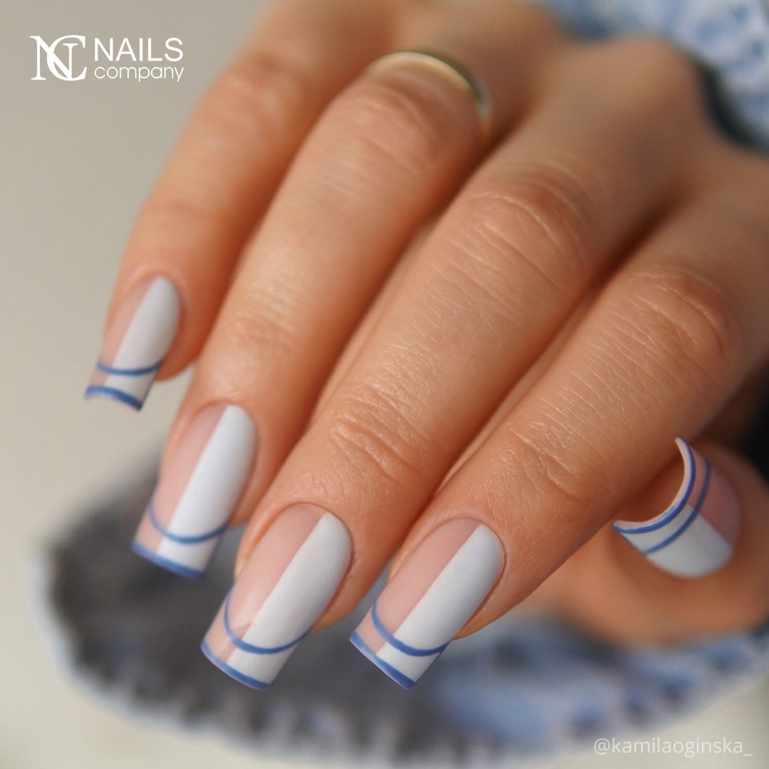 Texte ALT : Résultat de manucure avec vernis semi permanent Lunelle Nails Company bleu pastel froid collection La Petite.