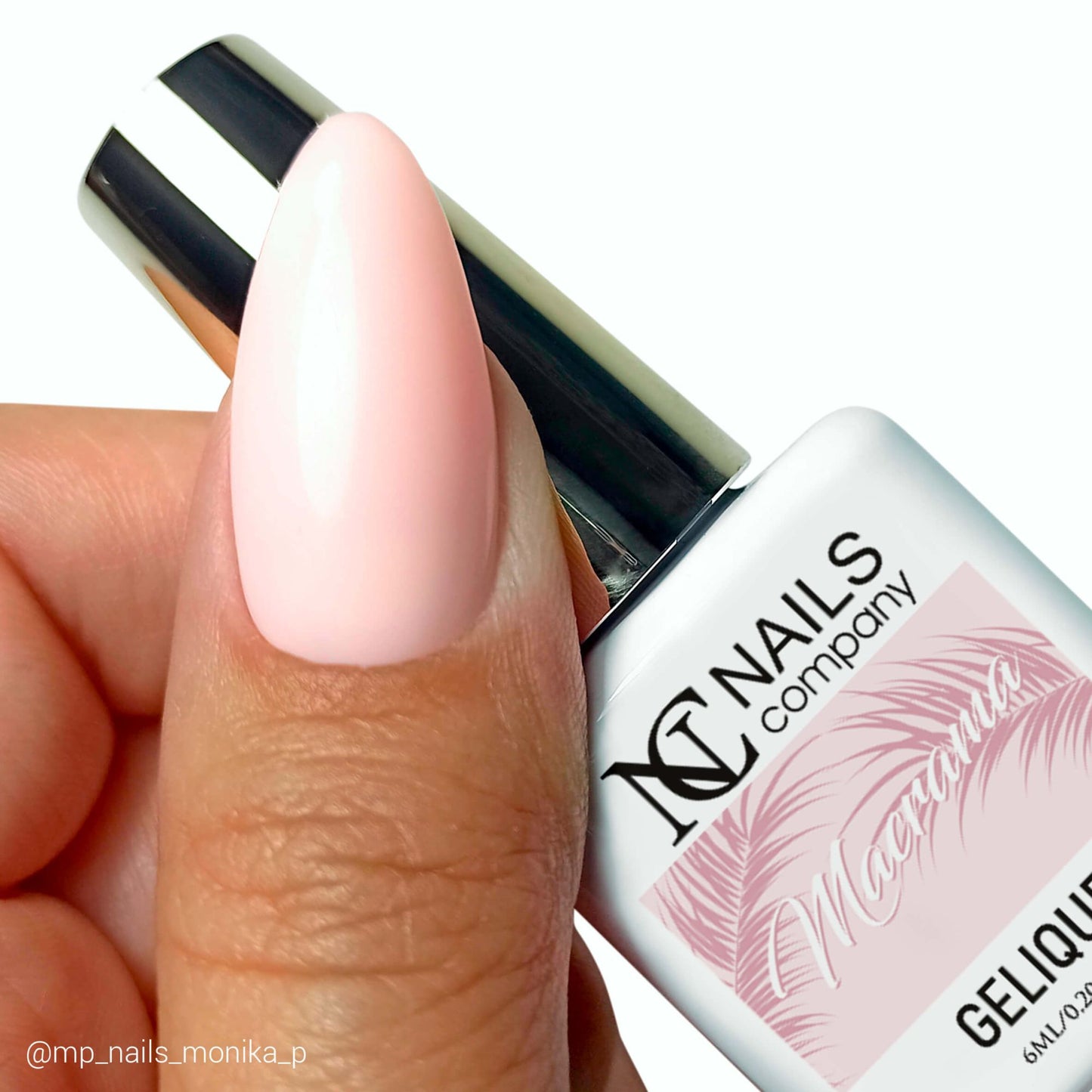 Main tenant le flacon de vernis semi-permanent Macrama de Nails Company, collection Boho Vibes